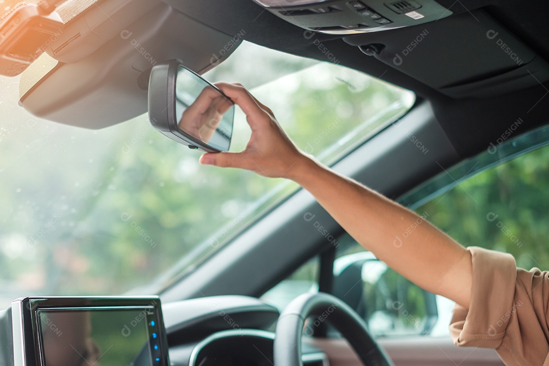 motorista de mulher apertando o cinto de segurança durante a sessão dentro de um carro