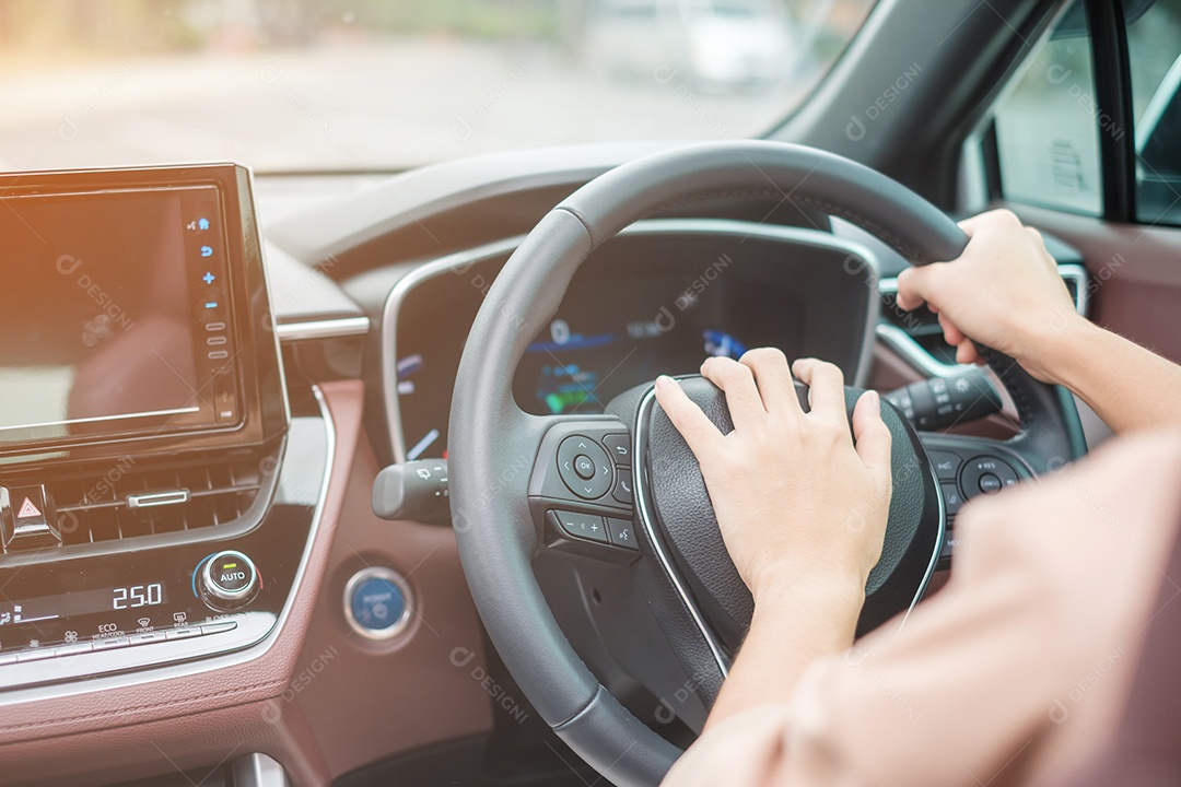 motorista de mulher buzinando um carro durante a condução na estrada de tráfego