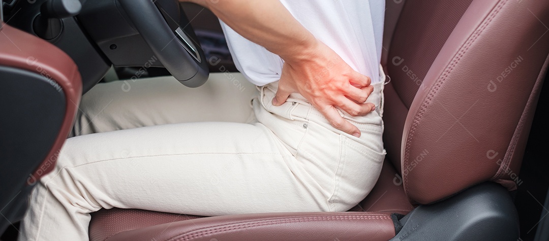 mulher com entorse nas costas enquanto dirigia o carro há muito tempo, corpo nas costas