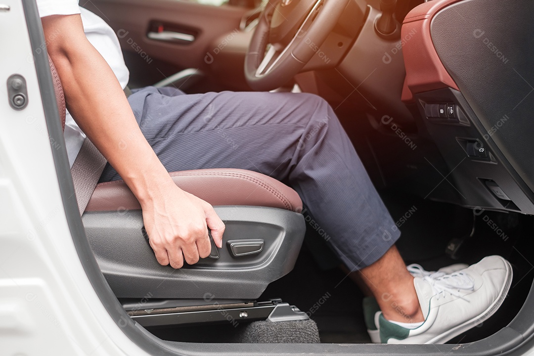 Ajuste manualmente o assento do carro antes de dirigir na estrada. Conceito de transporte