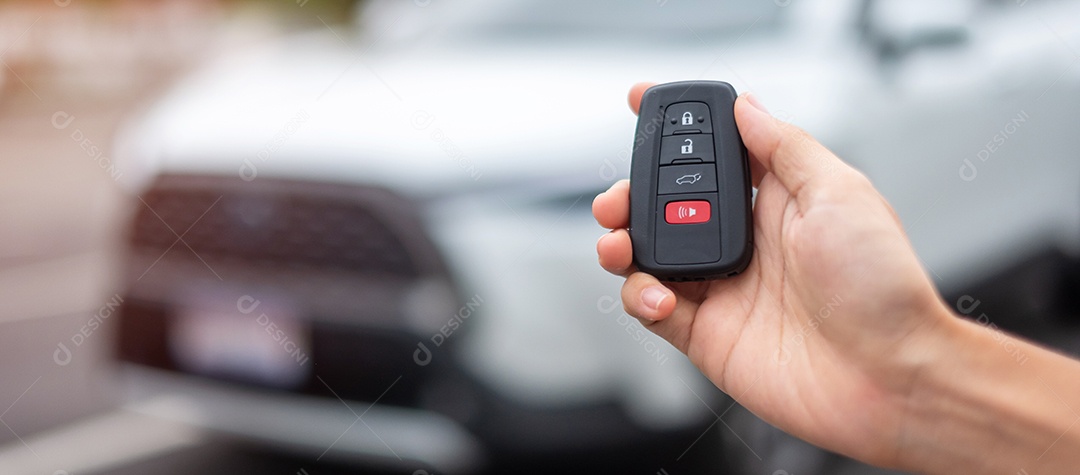 Mão segurando o controle remoto do carro, chave inteligente para bloquear ou desbloquear