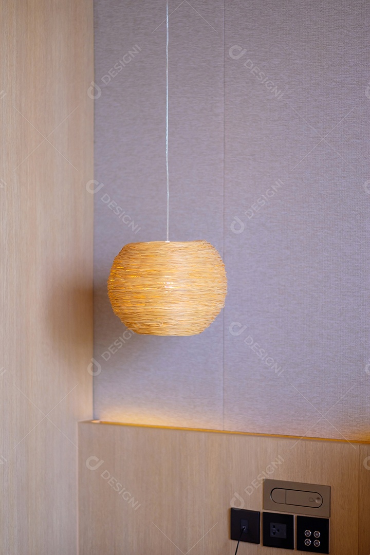 Lâmpada de bambu pendurada no quarto. Escandinavo, minimalista e boêmio