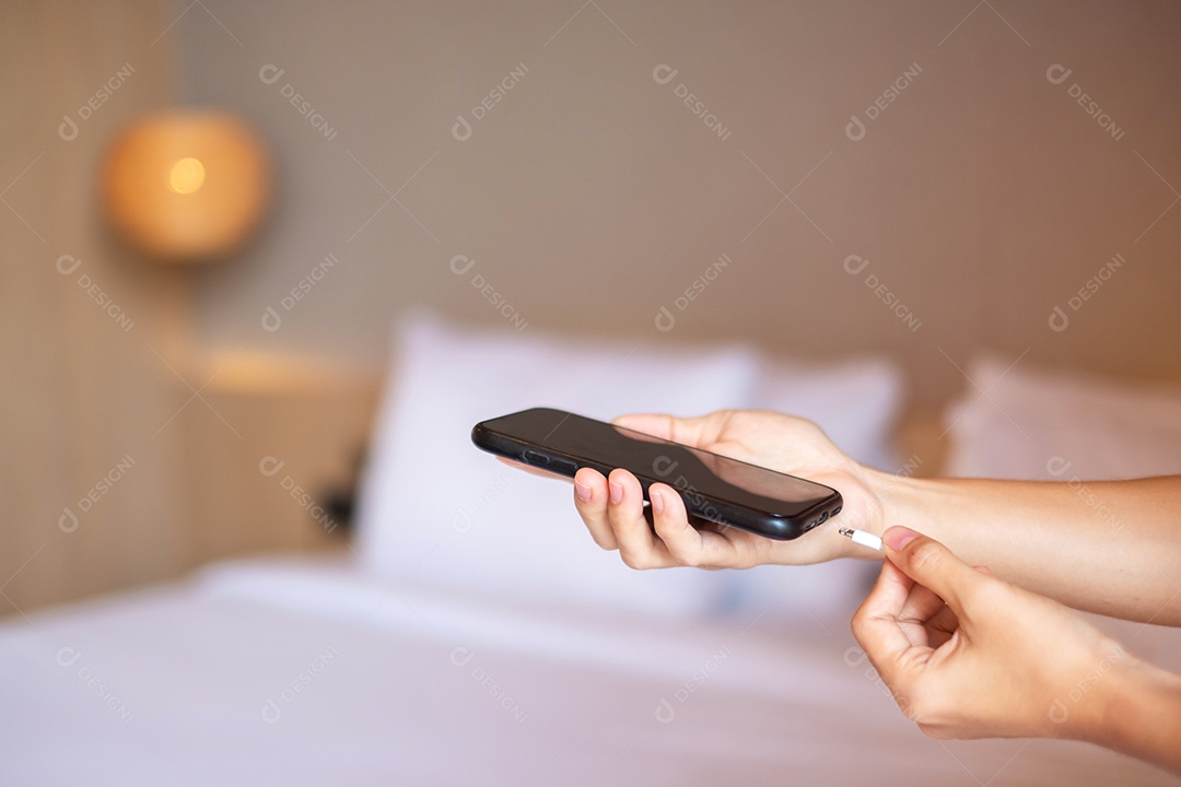 Bateria de carregamento manual no smartphone móvel. Tecnologia, vários