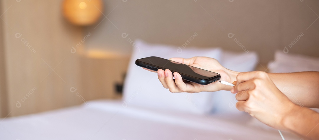 Bateria de carregamento manual no smartphone móvel. Tecnologia, vários