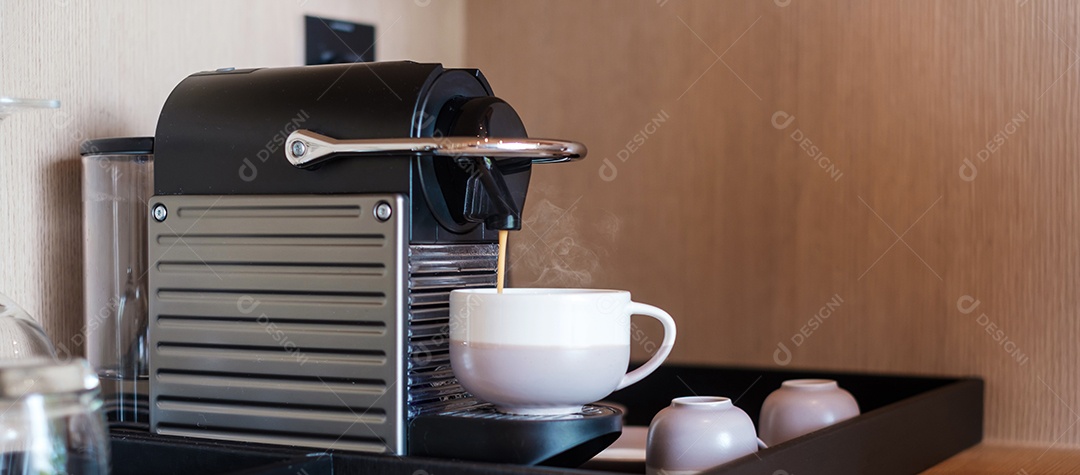 Espresso feito à mão por máquina de café com cápsulas na mesa de madeira