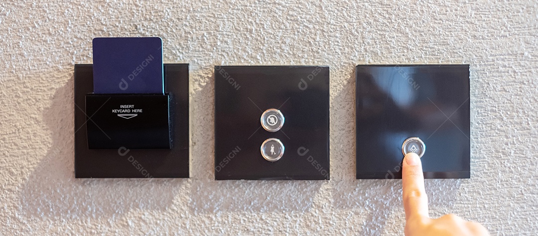 dedo liga ou desliga o interruptor de luz moderno na parede em casa