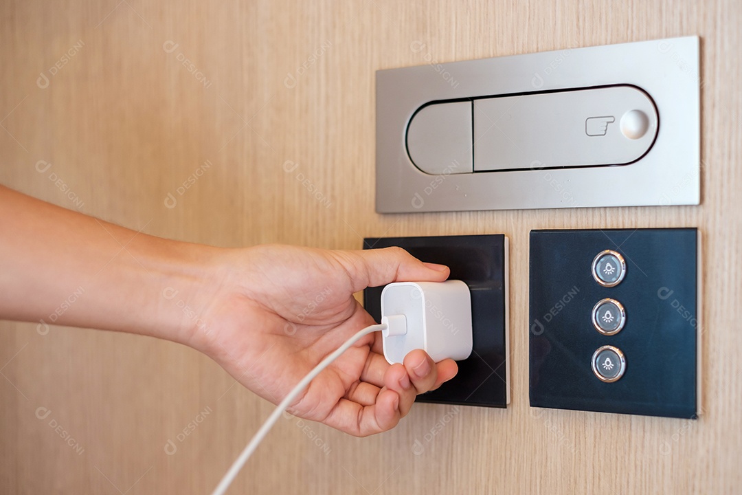 Dedo desconectando ou conectando o dispositivo de eletricidade