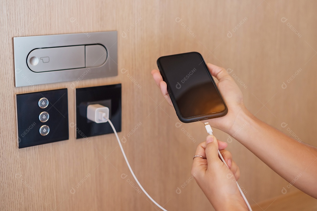 Bateria de carregamento manual no smartphone móvel. Tecnologia