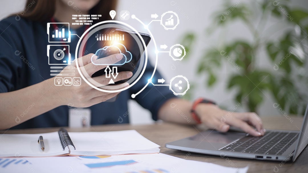 Mão segurando a computação em nuvem virtual com mundo e tecnologia