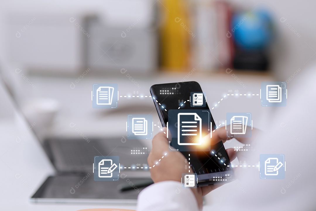 Empresário trabalhando com ícones de documentos eletrônicos, documento eletrônico