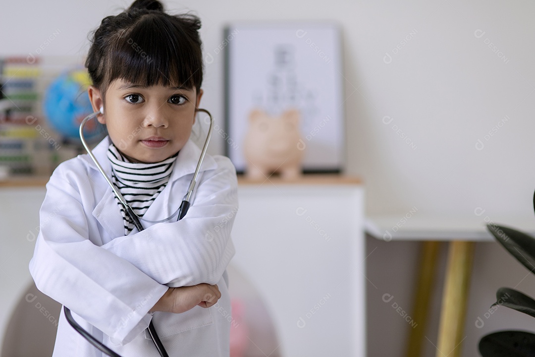 menina asiática de óculos e uniforme médico branco