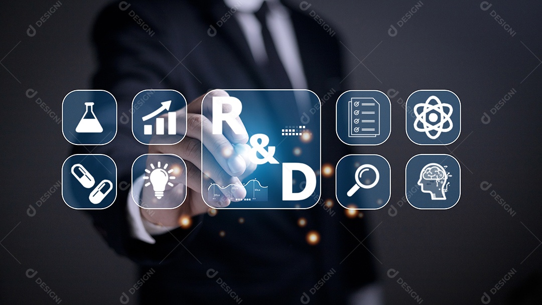 Mão do empresário segurando uma caneta apontando para o ícone R e D para R