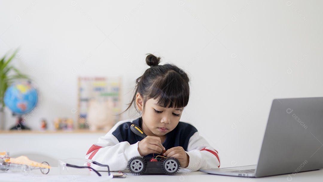 Estudantes da Ásia aprendem em casa codificando carros robóticos e eletrônicos