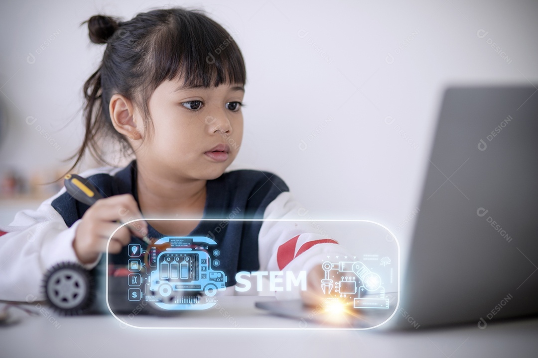 Criança da escola STEM aprendendo tecnologia de educação construindo robô carro