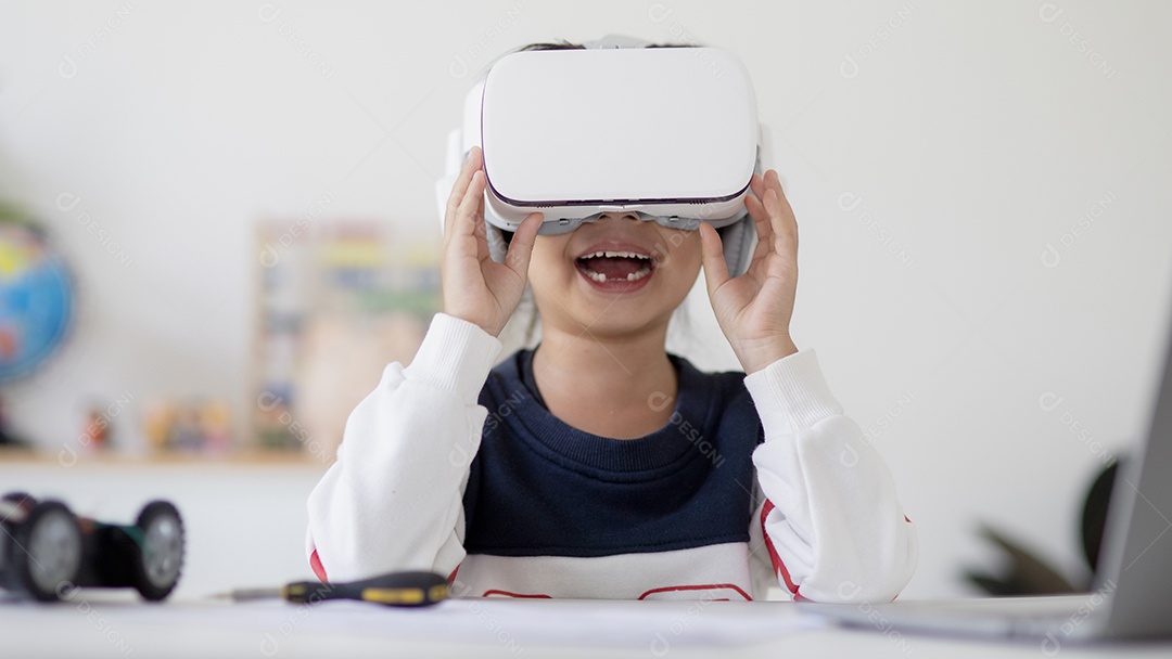 Crianças da escola STEM aprendendo tecnologia de educação construindo robô carro