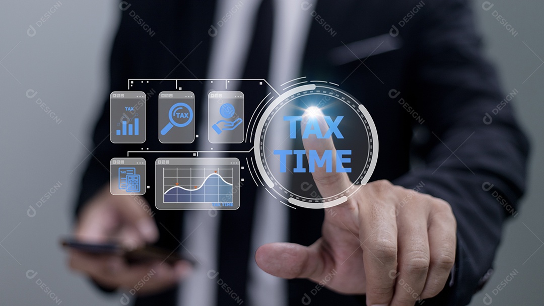 Empresário usando o laptop para preencher o imposto de renda online