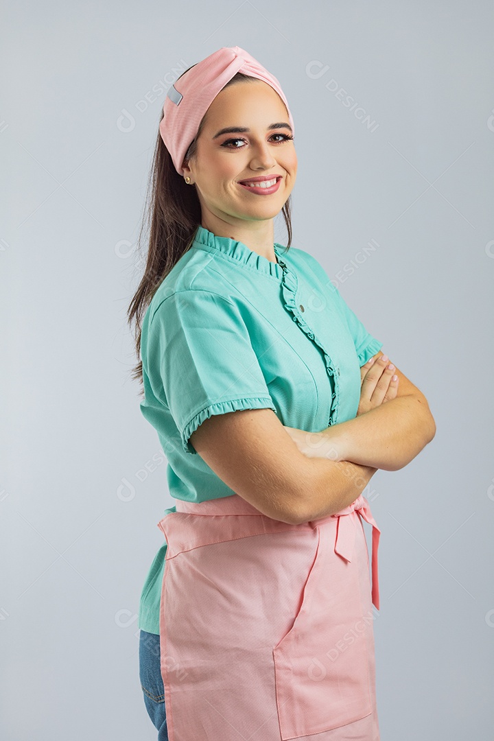 Linda mulher jovem chefe de cozinha preparando bolo