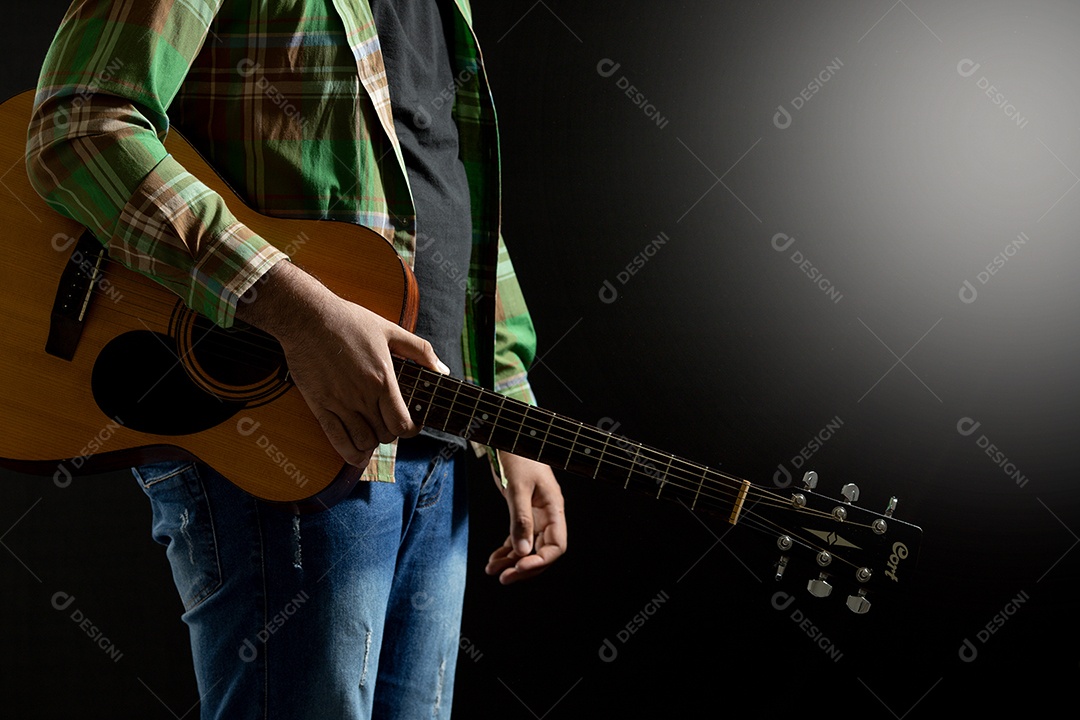 Homem jovem segurando instrumento violão sobre fundo isolado