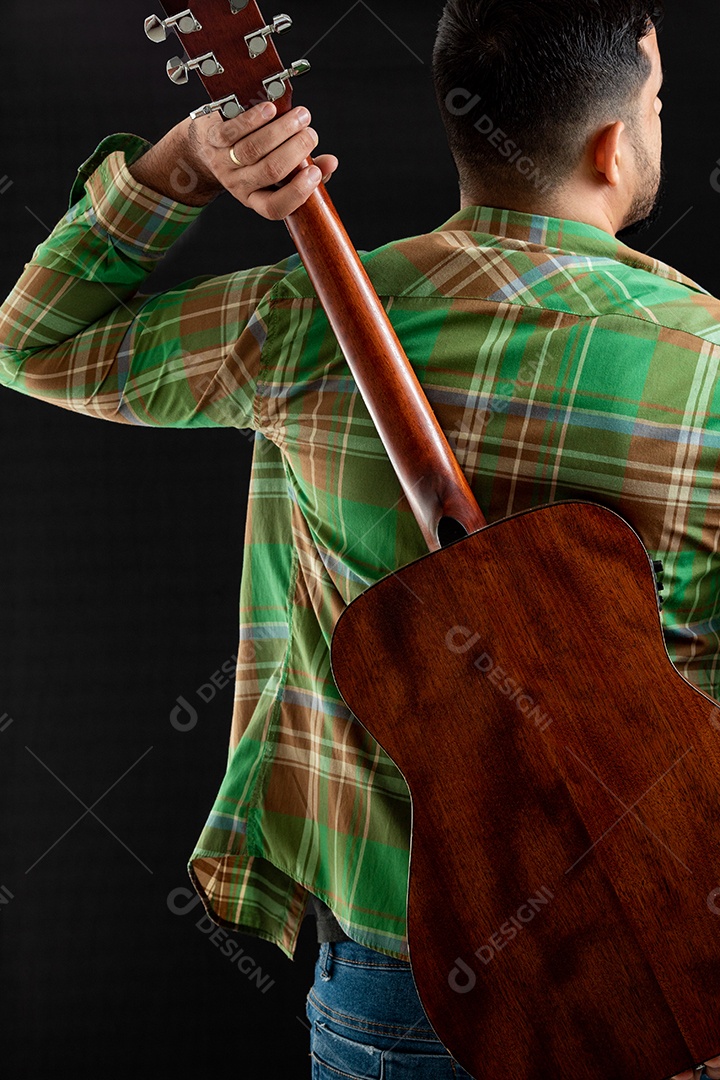 Homem jovem segurando instrumento violão sobre fundo isolado