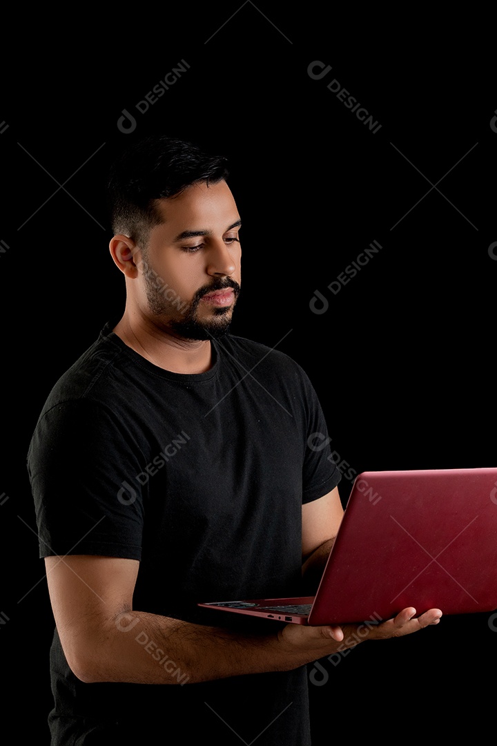 Homem jovem segurando notebook violão sobre fundo isolado