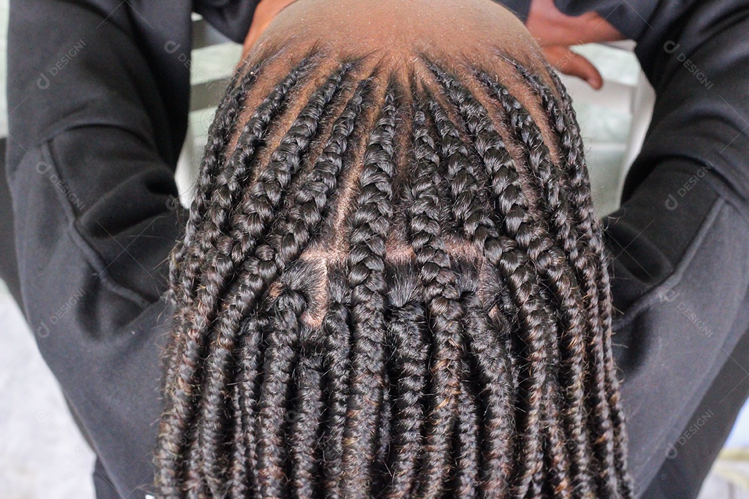 Cabelo. Retrato de uma jovem mulher afro com tranças de caixa