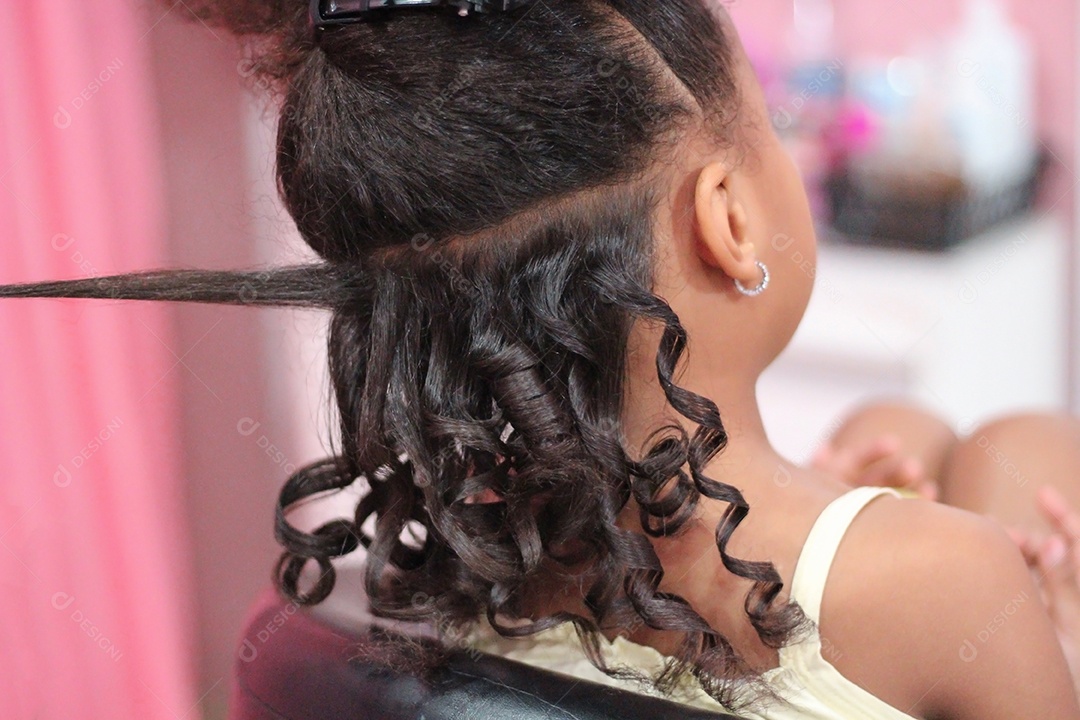 Linda mulher sobre salão de beleza arrumando seu cabelo