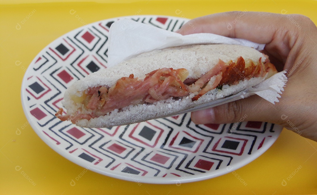 Tapioca Recheada à Brasileira. Pão sírio feito de mandioca com chique