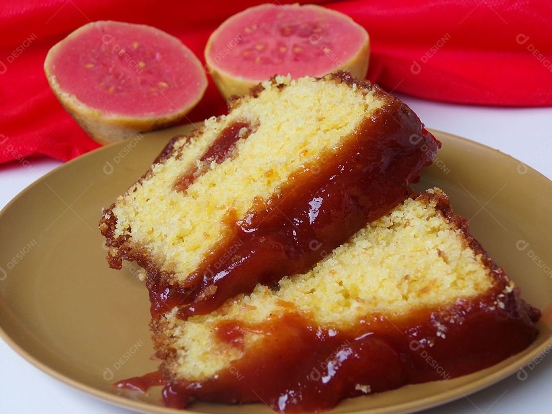 Bolo de milho doce típico brasileiro com pasta de goiabada. E goiabas