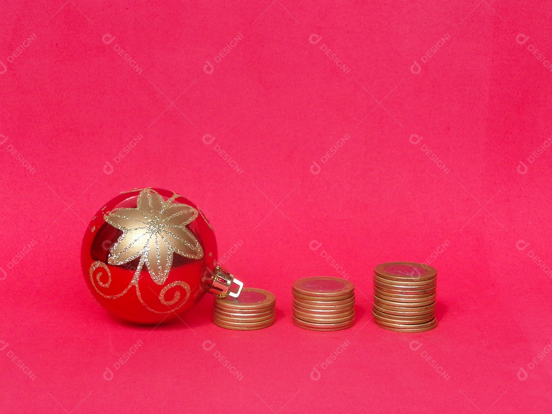 Bolas de natal ao lado de moedas empilhadas