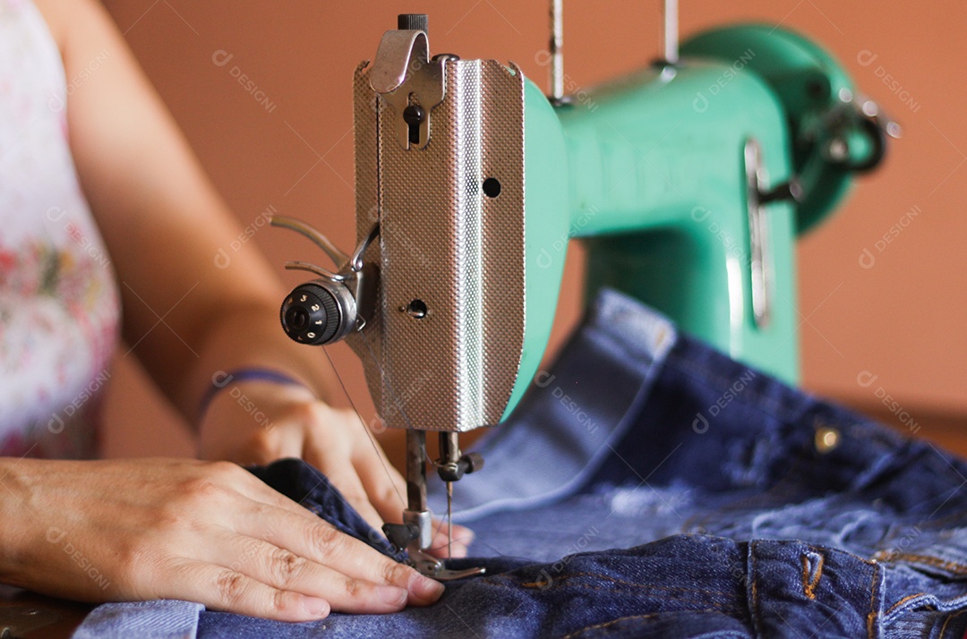 Maquina de costureira sobre uma mesa