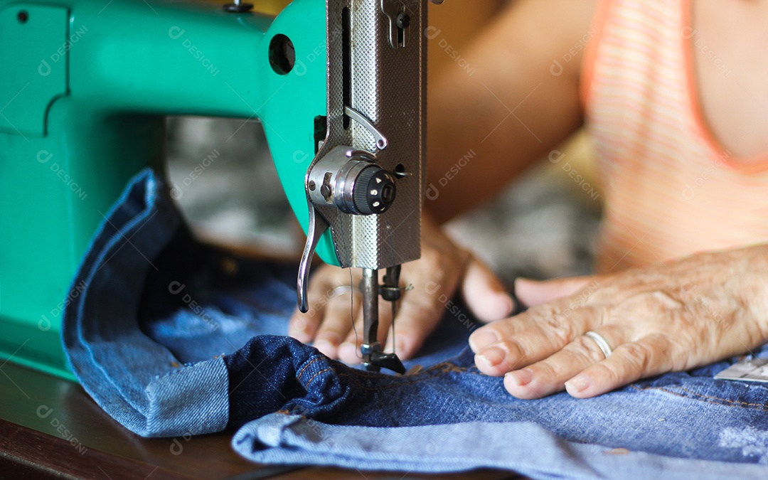 Maquina de costureira sobre uma mesa