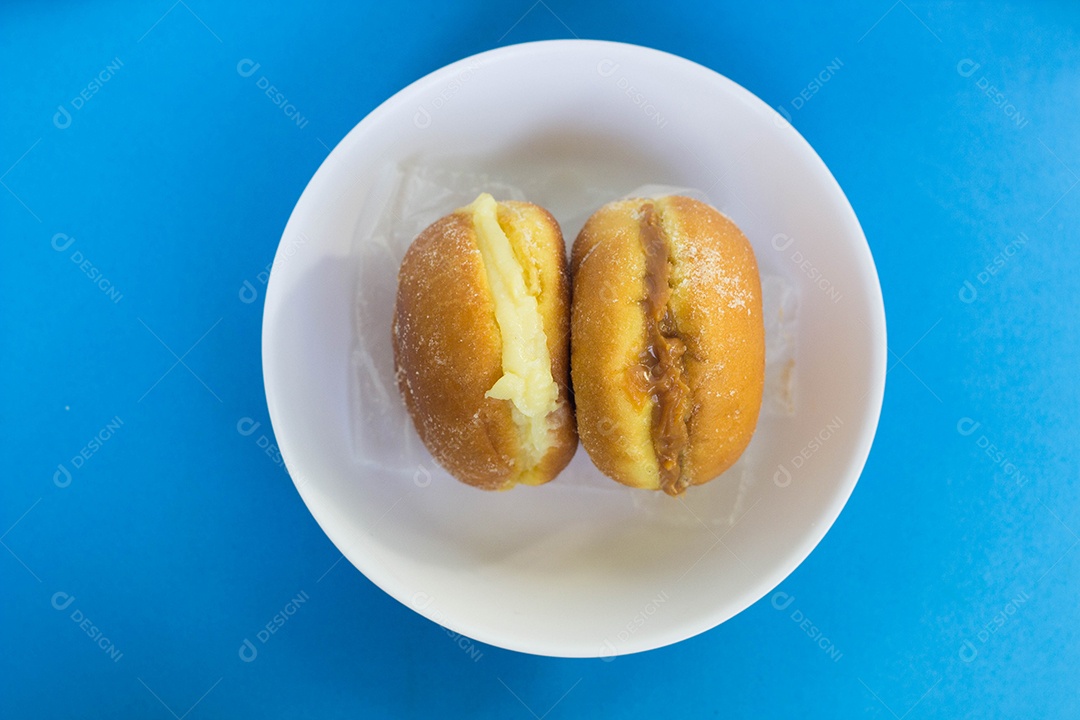 Rosquinha com creme e açúcar. Conhecida no Brasil panificadora dos sonhos.