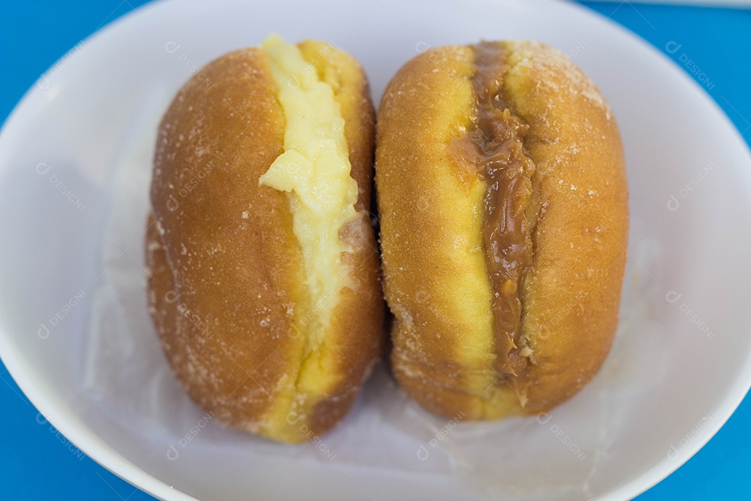 Rosquinha com creme e açúcar. Conhecida no Brasil panificadora dos sonhos.