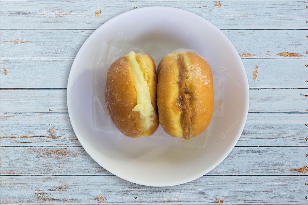 Rosquinha com creme e açúcar. Conhecida no Brasil panificadora dos sonhos.