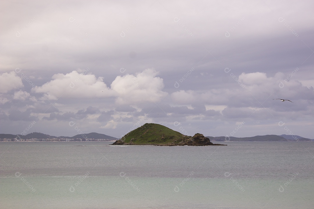 Paisagem ilha sobre mar praia céu nublado