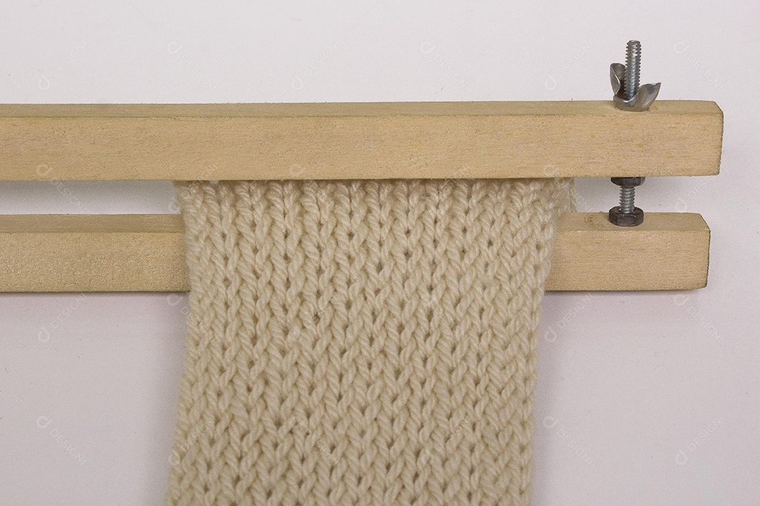 Tear de tricô caseiro feito com madeira. No processo de tricotar cachecol de lã