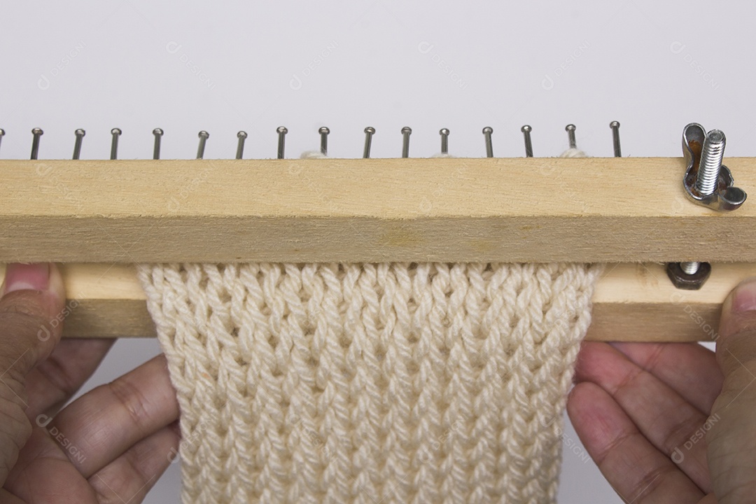 Tear de tricô caseiro feito com madeira. No processo de tricotar cachecol de lã