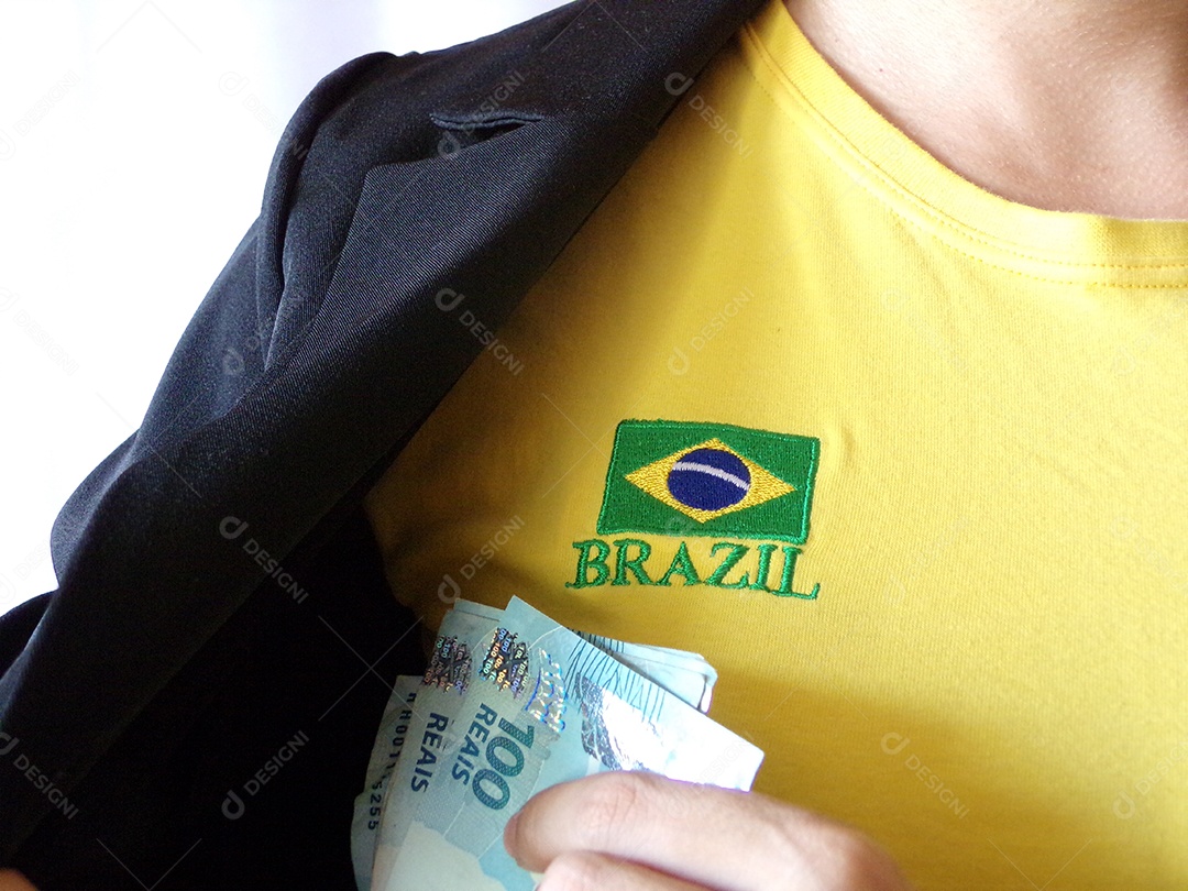 Pessoa usando camiseta do brasil segurando notas de dinheiro