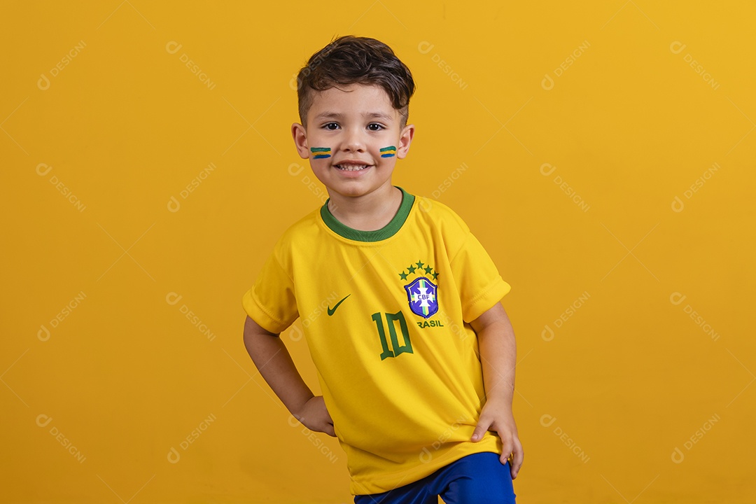 Menino jovem criança brasileiro torcedor do brasil sobre fundo amarelo