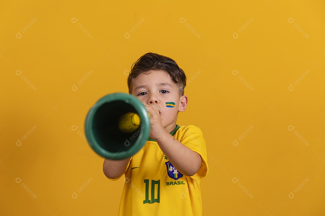 Menino jovem criança brasileiro torcedor do brasil sobre fundo amarelo