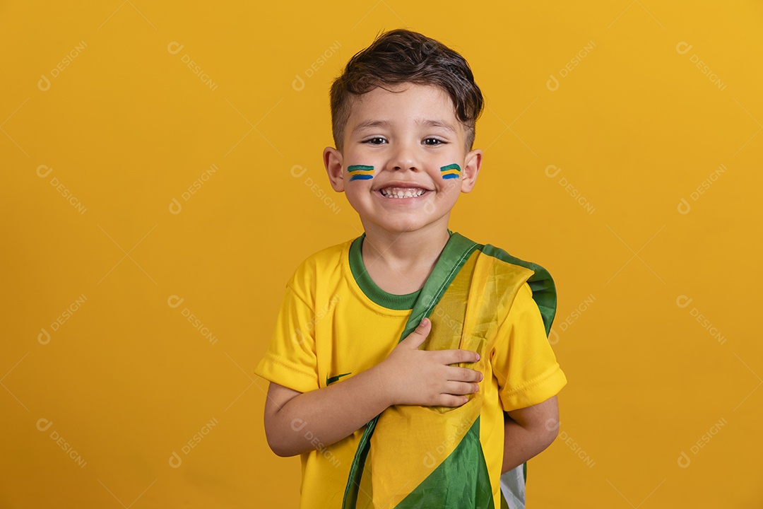 Menino jovem criança brasileiro torcedor do brasil sobre fundo amarelo