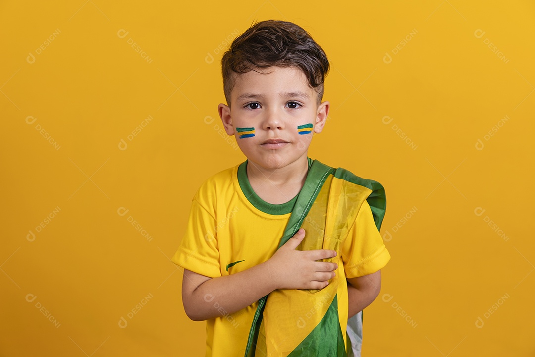 Menino jovem criança brasileiro torcedor do brasil sobre fundo amarelo