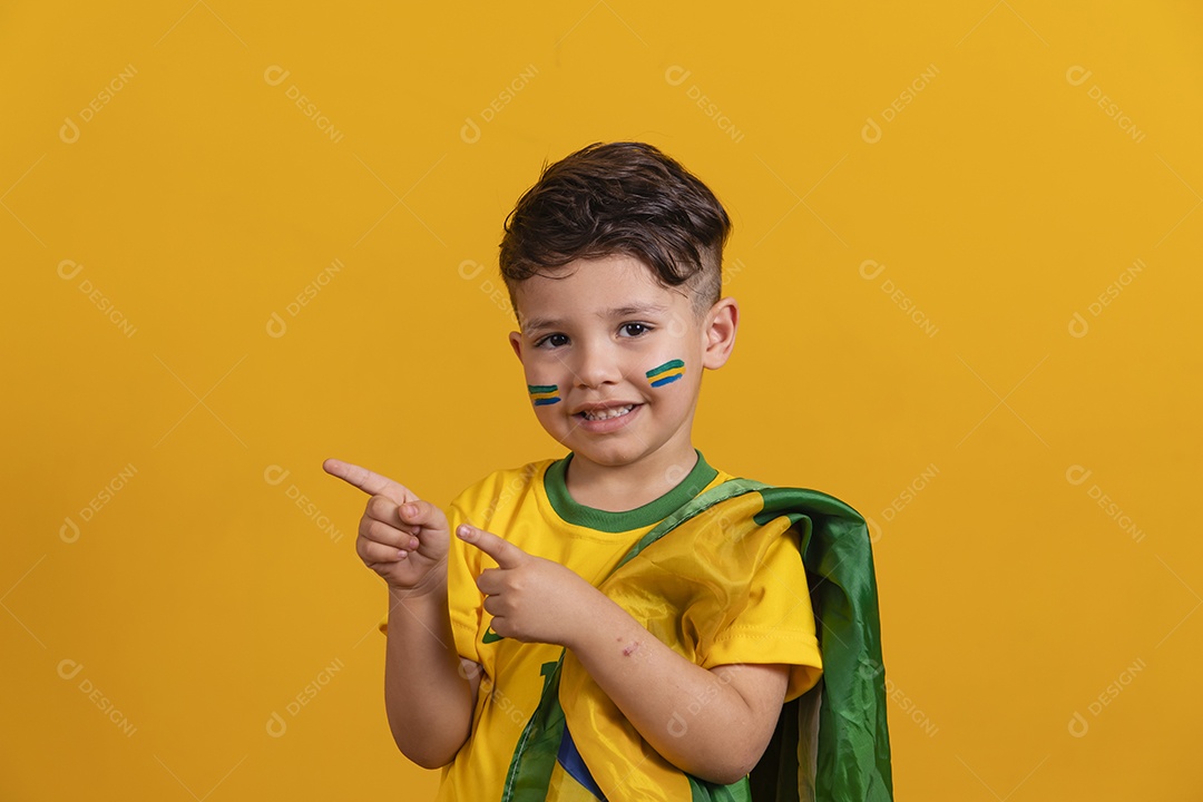 Menino jovem criança brasileiro torcedor do brasil sobre fundo amarelo
