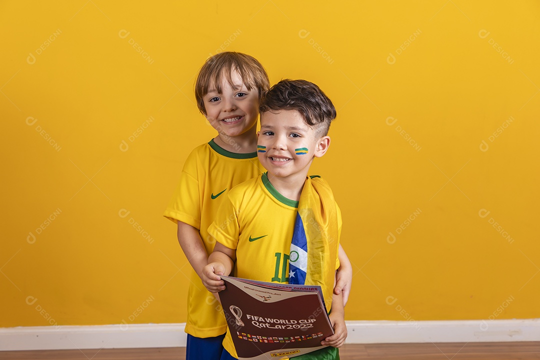 Meninos jovens crianças brasileiros torcedores do brasil sobre fundo amarelo