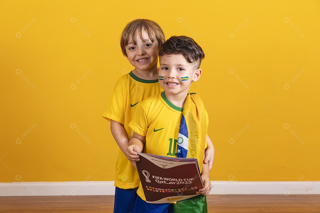 Meninos jovens crianças brasileiros torcedores do brasil sobre fundo amarelo