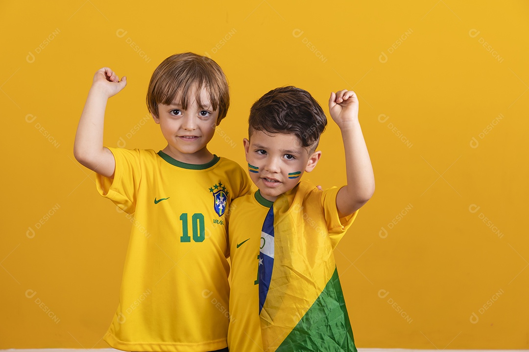 Meninos jovens crianças brasileiros torcedores do brasil sobre fundo amarelo