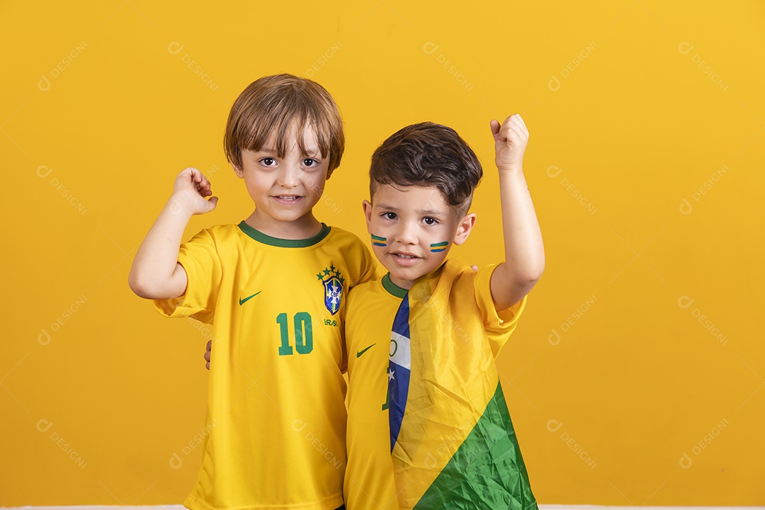 Meninos jovens crianças brasileiros torcedores do brasil sobre fundo amarelo