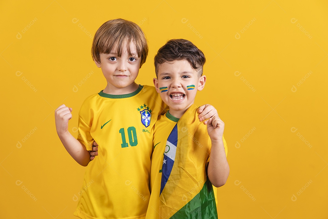 Meninos jovens crianças brasileiros torcedores do brasil sobre fundo amarelo