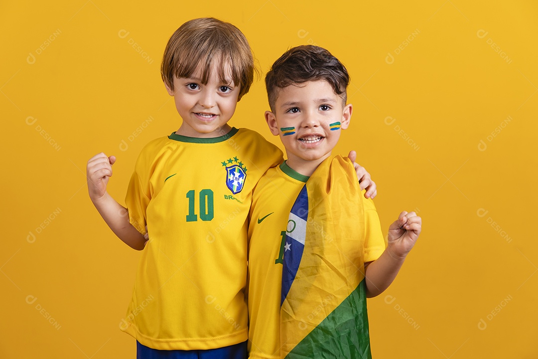 Meninos jovens crianças brasileiros torcedores do brasil sobre fundo amarelo