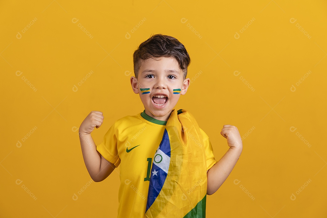Menino jovem criança brasileiro torcedor do brasil sobre fundo amarelo